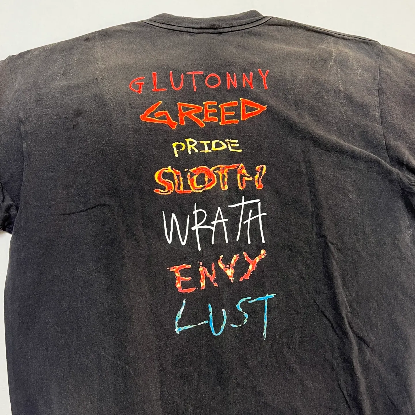 SAINT Mxxxxxx SEVEN DEADLY SS TEE/BLK Phantom SAINT Seven Deadly Sins Printed TEE Washed Black S-XL Look for cylindrical fabrics with no side seams. Don’t buy open width fabrics anymore. It’s boring. Assute garments are dyed. The whole piece is sprayed with Ma Liu. Then spray the heavy parts to fade. The collar and cuffs are frayed. Many hangings are frayed. Accessories are complete. Customized original consistent main mark/wash mark/little angel anti-counterfeiting mark.